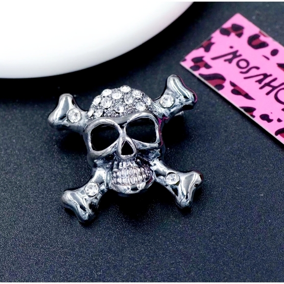 Silver plated crystal skull and crossbone necklace/brooch with gold chain - Picture 6 of 16